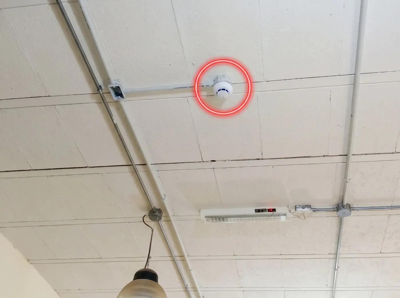 Detector de humo instalado en el cielorraso, conectado por cañería eléctrica
